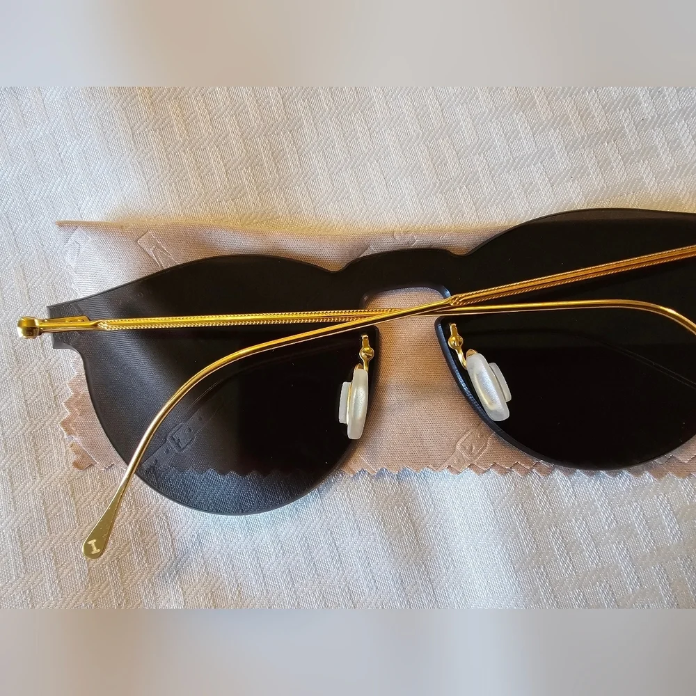 illesteva Wonen’s Black Aviator Sunglasses
